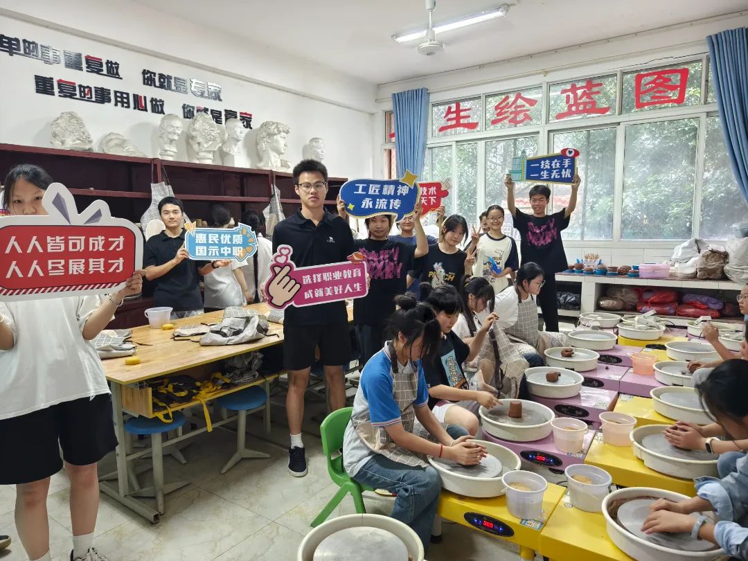 泸县建校举行2024年职业教育活动周体验展示活动